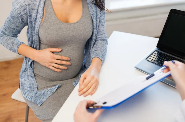 Gros plan du médecin et de la femme enceinte à l'hôpital — Photo