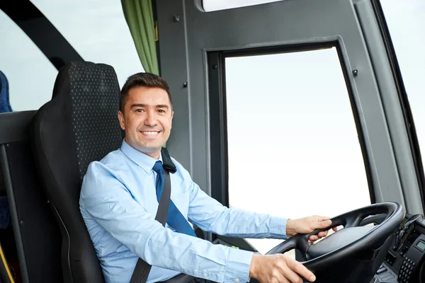 Chauffeur heureux conduite bus interurbain — Photo