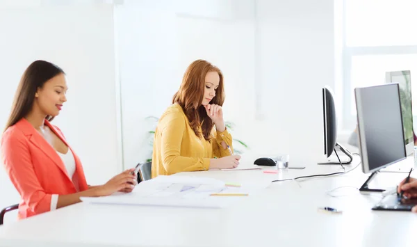 Trabajadora de oficina creativa escribiendo a cuaderno —  Fotos de Stock