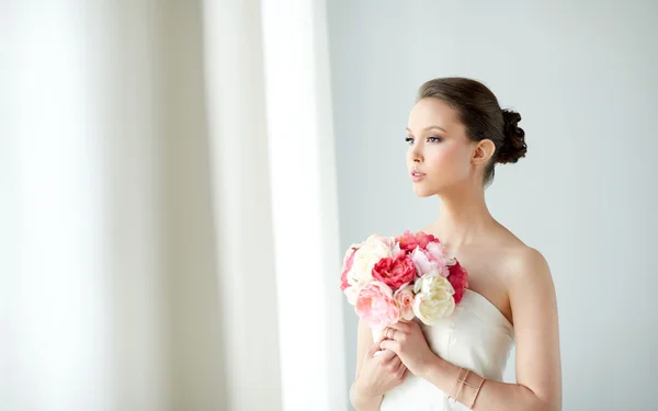 Bela mulher asiática com flor e jóias — Fotografia de Stock