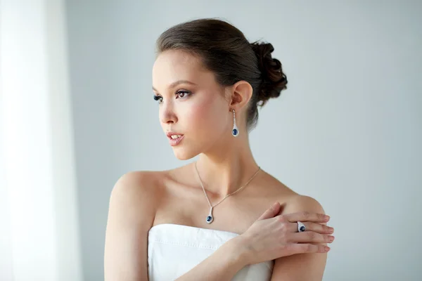 Beautiful woman with earring, ring and pendant — Stock Photo, Image