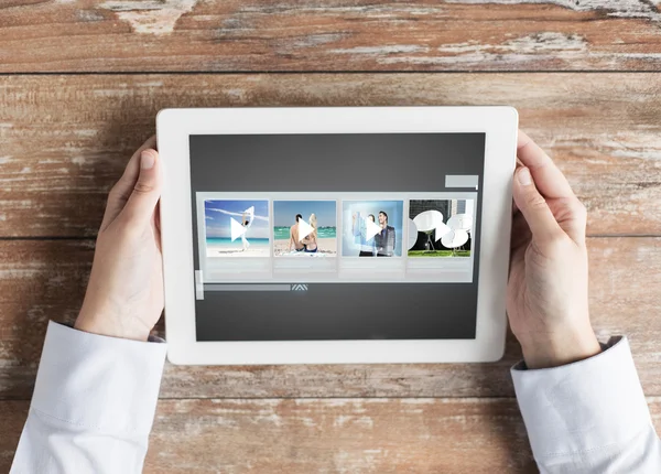 Närbild av händer med video Galleri på TabletPC — Stockfoto