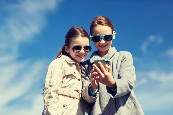 Meninas felizes com smartphone tirando selfie ao ar livre — Fotografia de Stock