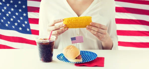 Woman hands holding corn with hot dog and cola — Stock Photo, Image