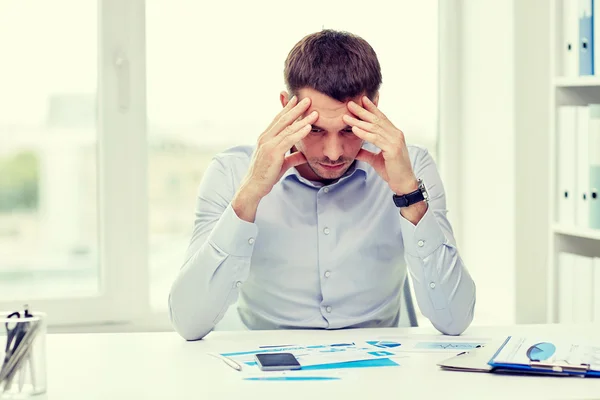 Närbild på affärsman med smartphone — Stockfoto