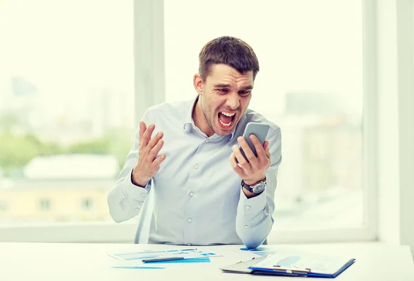 Primer plano de hombre de negocios con smartphone — Foto de Stock