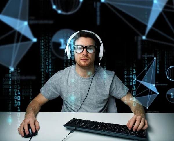 Man in headset hacking computer or programming — Stock Photo, Image