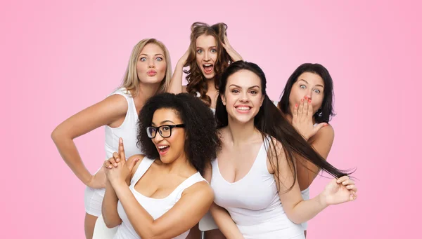 Grupo de mujeres felices en ropa interior blanca divirtiéndose — Foto de Stock