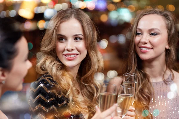 Donne felici con bicchieri di champagne al night club — Foto Stock