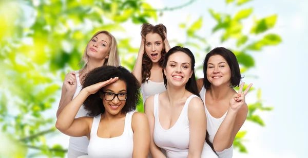 Grupp glada kvinnor i vita underkläder har roligt — Stockfoto