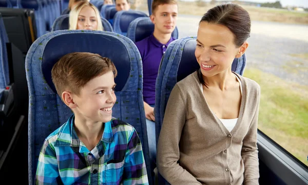 Heureux équitation de famille en bus de voyage — Photo