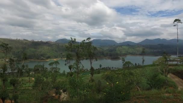 Vista para o lago ou rio a partir de colinas — Vídeo de Stock