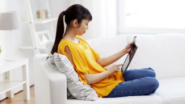 Heureux asiatique femme avec tablette pc et carte de crédit — Video