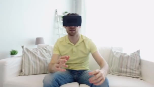 Человек в гарнитуре виртуальной реальности играет в игру — стоковое видео