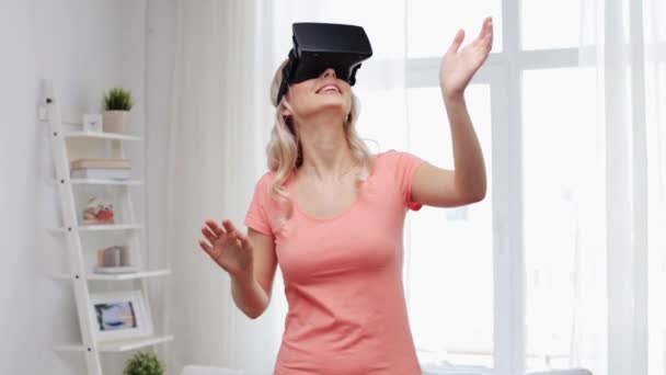 Mujer con auriculares de realidad virtual o gafas 3D — Vídeo de stock