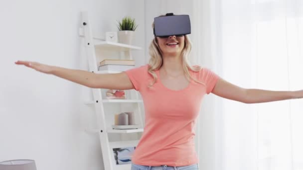 Женщина в гарнитуре виртуальной реальности или 3D очках — стоковое видео