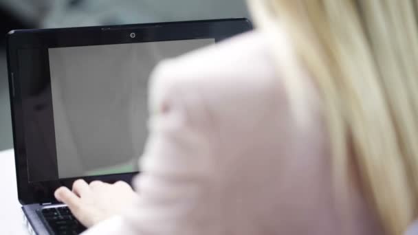 Empresária com laptop digitação no escritório — Vídeo de Stock