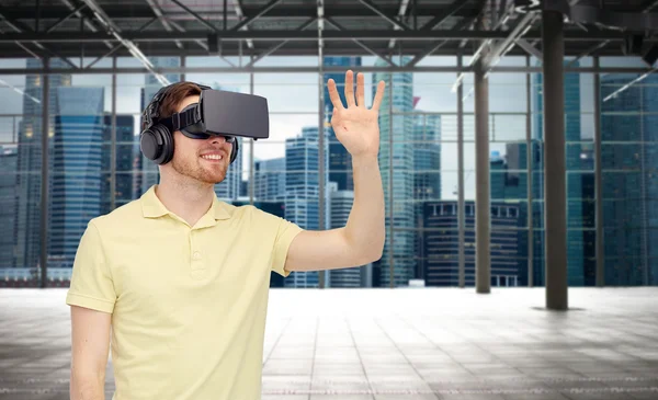 Hombre feliz en auriculares de realidad virtual o gafas 3d — Foto de Stock