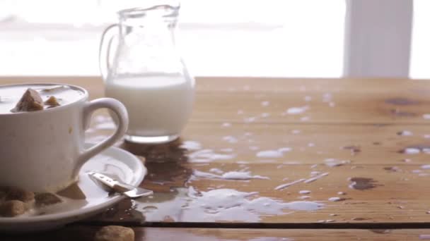 Café et sucre tombant à tasse sur la table — Video