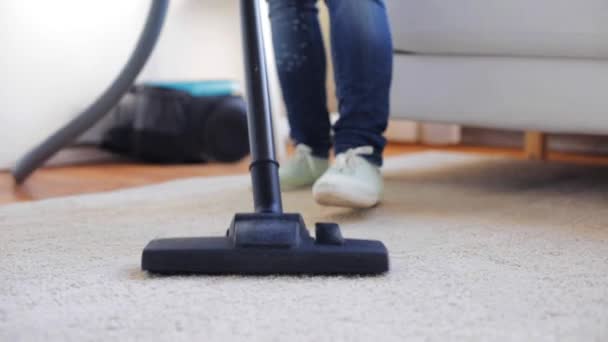 Mujer con aspiradora alfombra de limpieza en casa — Vídeo de stock