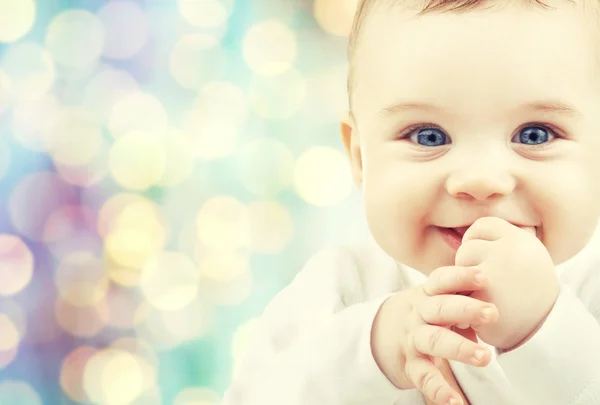 Bebê feliz sobre azul feriados luzes fundo — Fotografia de Stock