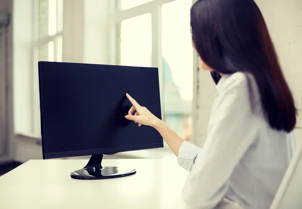 Закрытие женщины с монитором компьютера в офисе — стоковое фото