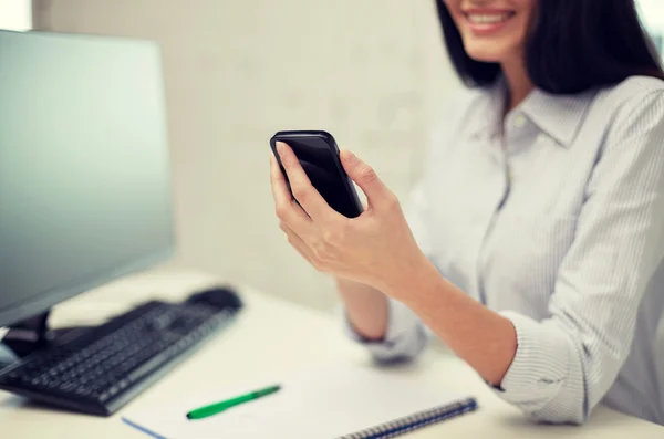 Primer plano de la mujer mensajes de texto en el teléfono inteligente en la oficina — Foto de Stock