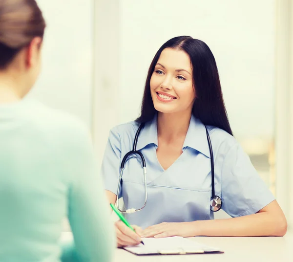 Sorridente medico o infermiere con paziente — Foto Stock
