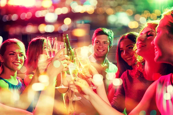 Smiling friends with wine glasses and beer in club — Stock Photo, Image