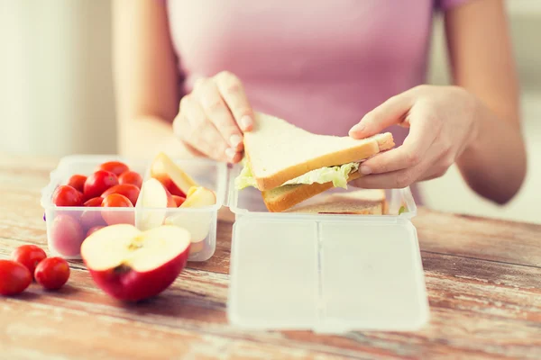 Närbild på kvinna med mat i plastbehållare — Stockfoto