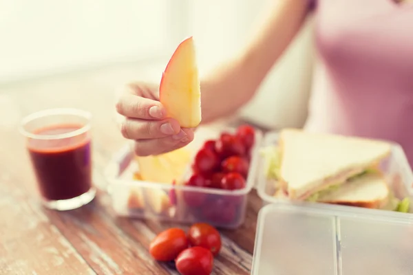 Primer plano de la mujer con alimentos en contenedor de plástico — Foto de Stock