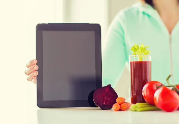 Close up of woman with tablet pc and vegetables — Stock Photo, Image