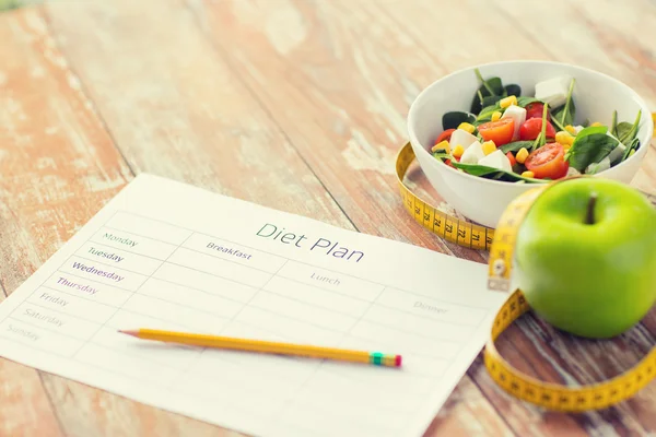 Primer plano del plan de dieta y alimentos en la mesa — Foto de Stock