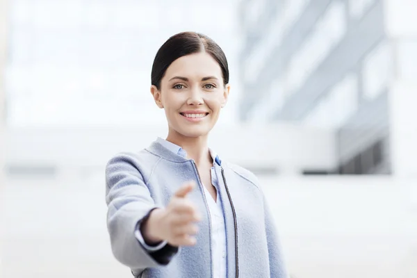 Усміхнена бізнес-леді дає руку для рукостискання — стокове фото