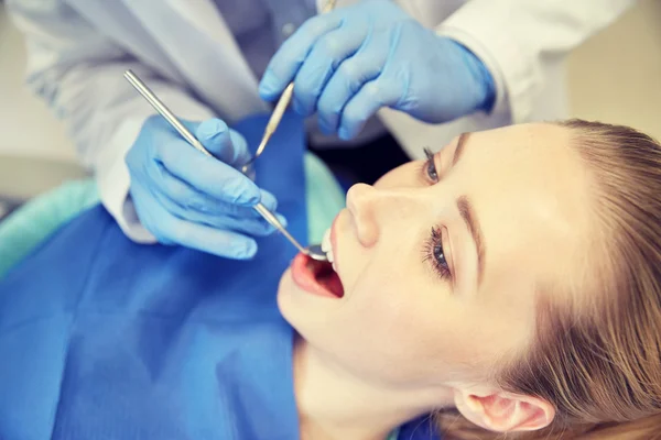 Close-up de dentista verificando dentes paciente do sexo feminino — Fotografia de Stock