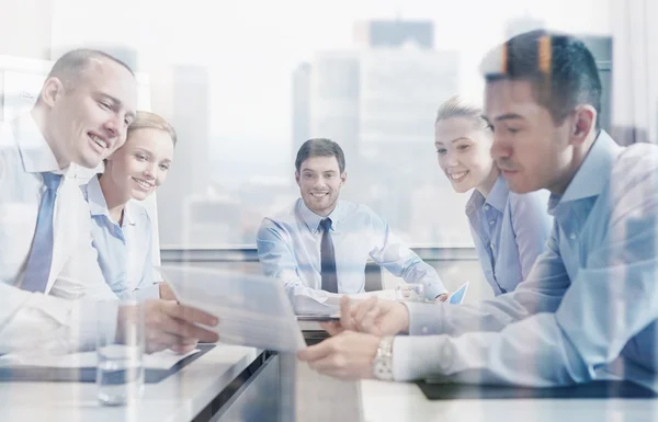 Gruppe lächelnder Geschäftsleute trifft sich im Amt — Stockfoto