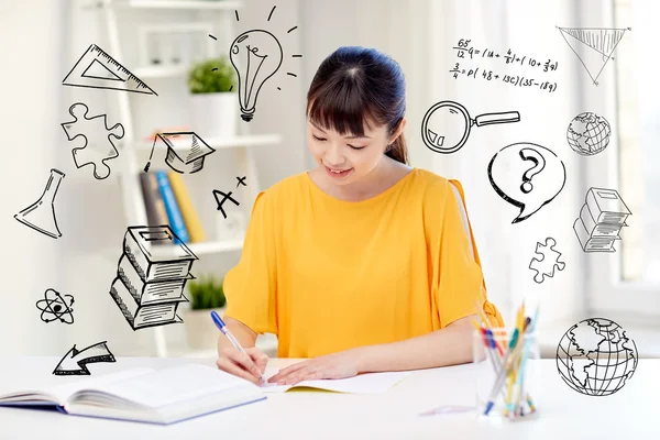 Feliz asiático jovem mulher estudante aprendizagem em casa — Fotografia de Stock