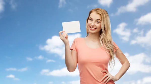 Mulher feliz ou menina adolescente com papel branco em branco — Fotografia de Stock