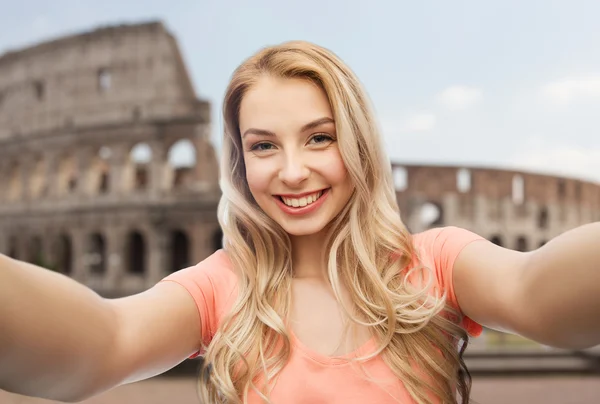 Glada leende ung kvinna med selfie — Stockfoto