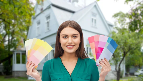Uśmiechnięta młoda kobieta z próbki kolorów — Zdjęcie stockowe