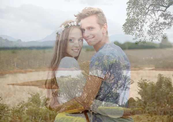 Feliz sorrindo jovem hippie casal ao ar livre — Fotografia de Stock