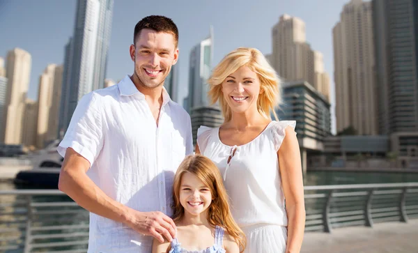 Familia feliz sobre dubai ciudad calle fondo —  Fotos de Stock