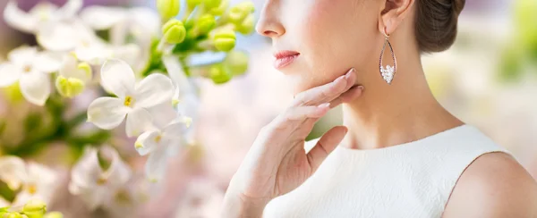 Primo piano di bella donna faccia con orecchino — Foto Stock