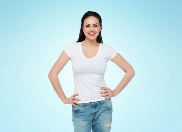 Glückliche junge Frau oder Teenager-Mädchen im weißen T-Shirt — Stockfoto