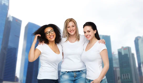 Gruppe lykkelige forskjellige kvinner i hvite t-skjorter – stockfoto