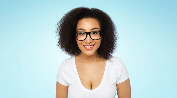 Gelukkig Afrikaanse vrouw of student meisje in brillen — Stockfoto