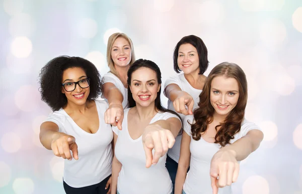 Grupp glada kvinnor pekar finger på dig — Stockfoto