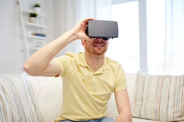 Junger Mann mit Virtual-Reality-Headset oder 3D-Brille — Stockfoto