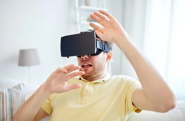 Mladý muž ve virtuální realitě headset nebo 3d brýle — Stock fotografie