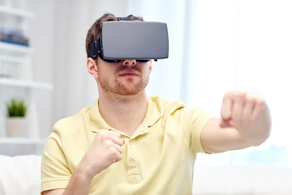 Fiatal férfi 3D-s szemüveg vagy a virtuális-valóság sisak — Stock Fotó
